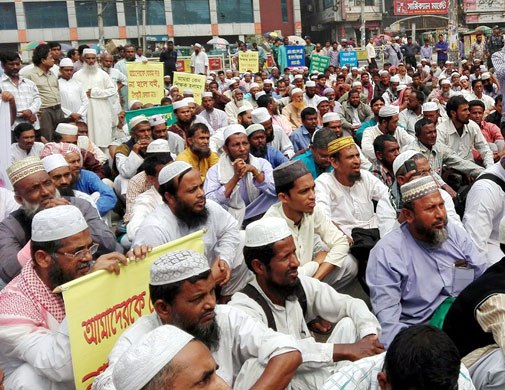 সচিবালয়ের সামনে মাদ্রাসা শিক্ষকদের অবস্থান