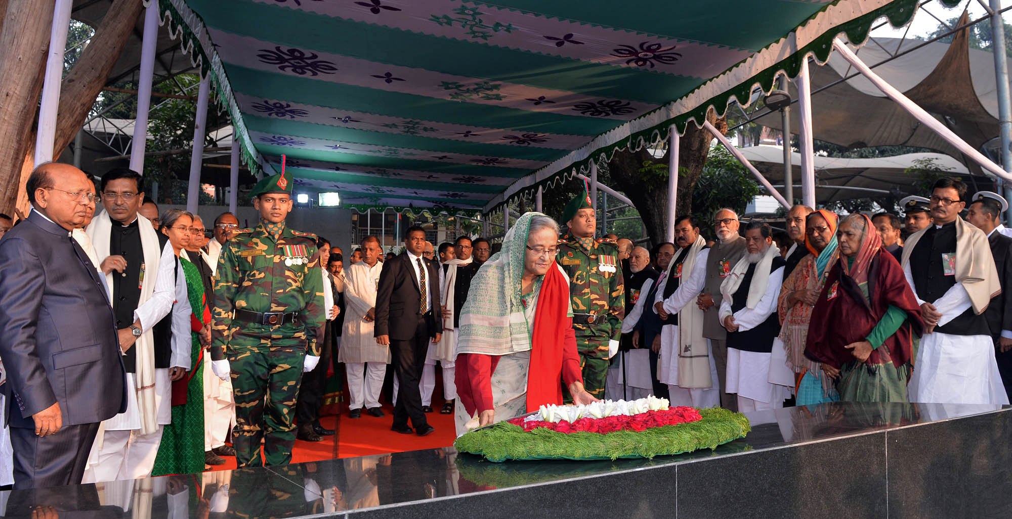 বঙ্গবন্ধুর প্রতিকৃতিতে প্রধানমন্ত্রীর শ্রদ্ধা