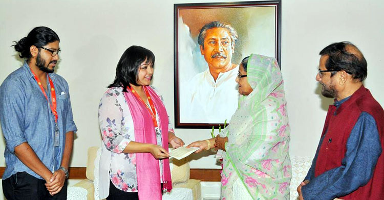 চিত্রনায়িকা দিতিকে প্রধানমন্ত্রীর অনুদান