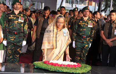 বঙ্গবন্ধুর প্রতিকৃতিতে প্রধানমন্ত্রীর শ্রদ্ধা নিবেদন