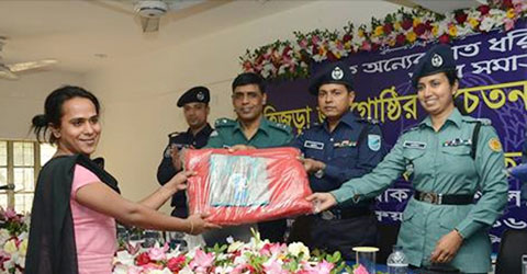 হিজড়াদের মাঝে পুলিশের শীতবস্ত্র বিতরণ