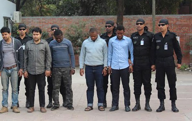 সোশ্যাল মিডিয়ায় প্রতারণার ফাঁদ পেতেছে বিদেশি চক্র
