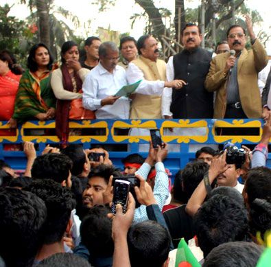 সড়ক বন্ধ করে নৌমন্ত্রীর সমাবেশ