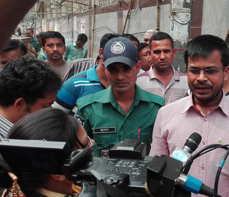 মতিঝিলে প্রকাশ্যে ধূমপানের দায়ে ৪ জনকে জরিমানা